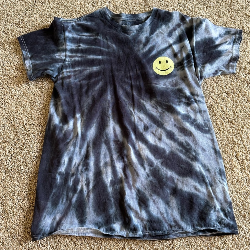 Black/gray tie dye smiley face tshirt